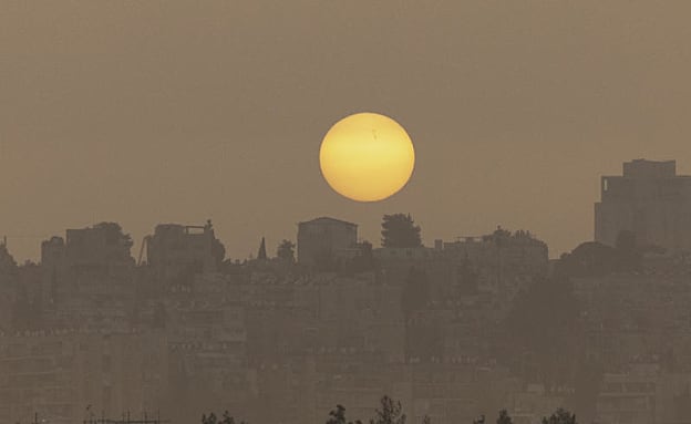 התחזית לשבת: עלייה ניכרת בטמפ’, לצד אובך וגשמים ברחבי הארץ | חדשות 13
