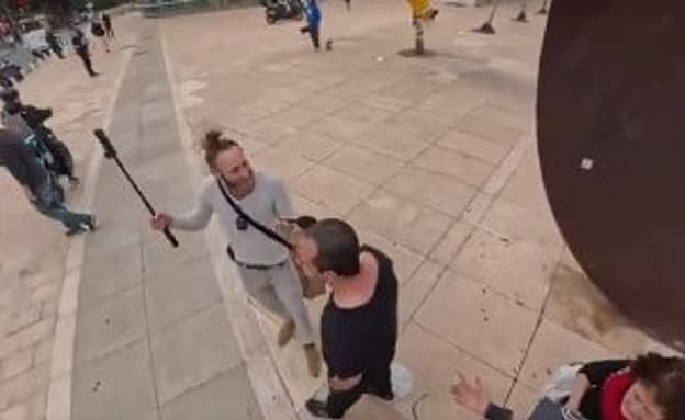 ניסה להפריד בין פעיל ימין למוחה בת”א – ועוכב: „רוצים להרתיע” | חדשות 13