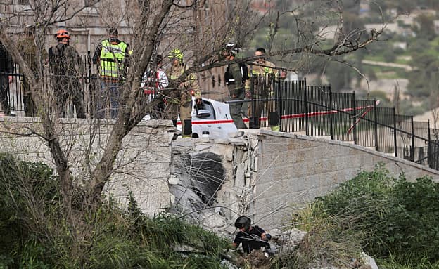 נפילה בעיר העתיקה בירושלים; פצועים מפגיעה בבית ברחובות | חדשות 13
