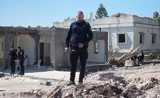 זרזיר מהעיניים שלהם: הכוחות שפעלו בזירת ההרס בעלטה מוחלטת | חדשות 13