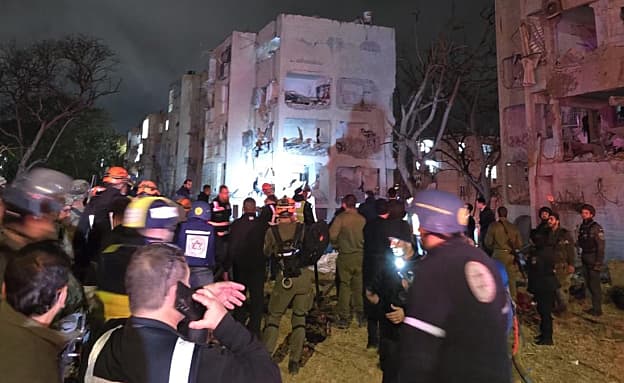 עשרות פצועים מפגיעה של טיל איראני בערד; סריקות אחר לכודים | חדשות 13