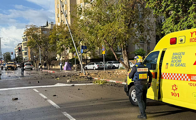 רצף אזעקות בעקבות שיגורים מאיראן; רסיס נפל בחולון, אין נפגעים | חדשות 13