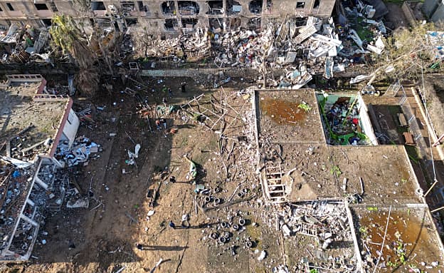 עשרות נפצעו, מאות יפונו מביתם: תיעוד ההרס בזירות הנפילה בדרום | חדשות 13