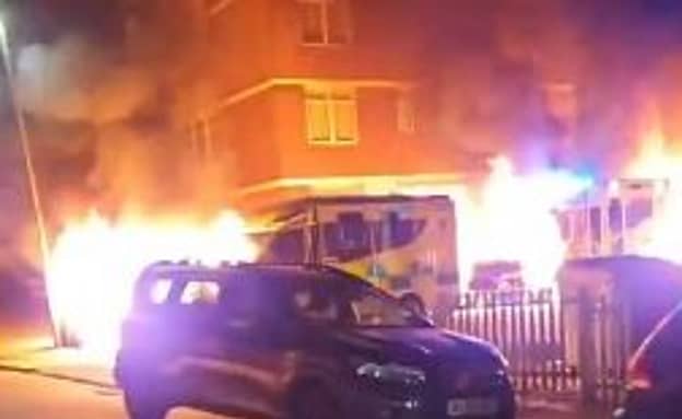 אנטישמיות בלונדון: אמבולנסים הוצתו סמוך לבית כנסת; אין נפגעים | חדשות 13