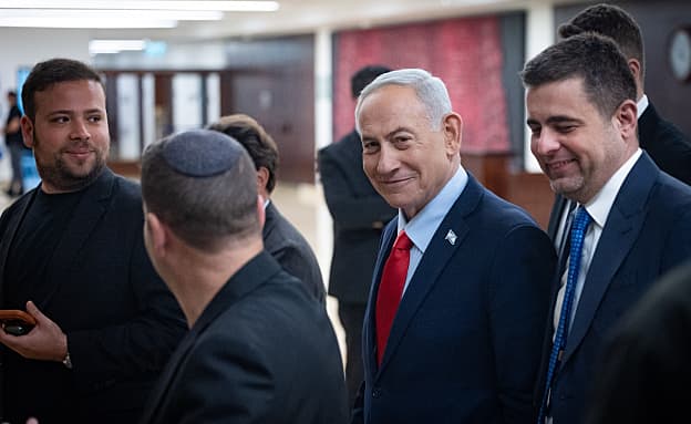 אחרי סערת האמירות הגזעניות: ראש הסגל של נתניהו התפטר | חדשות 13