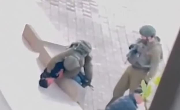 קצין תועד מכה ילד פלסטיני באזור שכם, צה”ל מתחקר: „אירוע חמור” | חדשות 13