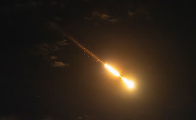 אחרי הצהרת טראמפ: רצף שיגורים מאיראן, נתניהו מכחיש הפסקת אש בלבנון | חדשות 13