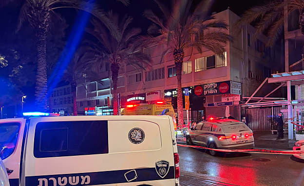 חשד לרצח בהרצליה: גבר כבן 30 נורה למוות, נער נפצע בינוני | חדשות 13