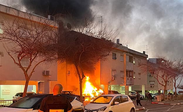 ירי מאיראן: כ-20 זירות נפילה בגוש דן; 7 פצועים במרכז ובצפון | חדשות 13