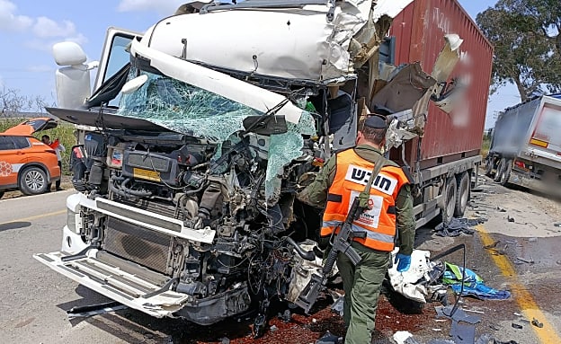 תאונה קטלנית בעוטף: הרוג ופצוע בהתנגשות משאיות בכביש 232 | חדשות 13