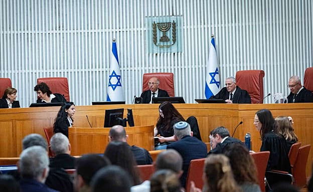 השופטת בבג”ץ: הפערים באכיפה בין הציבור הכללי לחרדי הם אדירים | חדשות 13