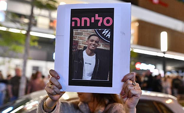 נרות, פרחים ושלטים בזירה שבה נרצח ימנו זלקה: „סליחה” | חדשות 13