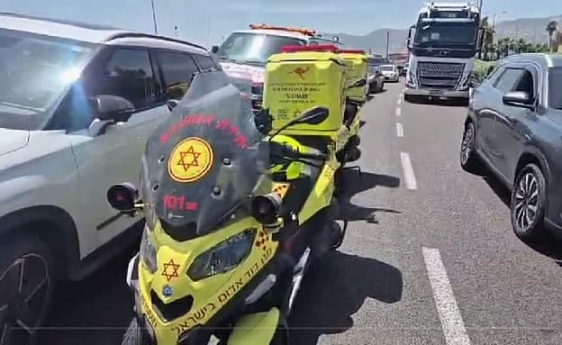 הקטל בדרכים: רוכב אופנוע כבן 20 נהרג בתאונה בחיפה | חדשות 13