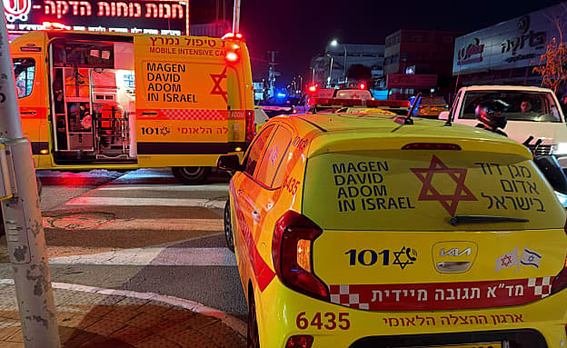 חשד לרצח: בן 30 נורה למוות בתחנת דלק בנתניה, הרקע פלילי | חדשות 13
