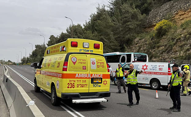 תינוקת נהרגה בתאונה בכביש 1 ליד ירושלים, 3 נפצעו קשה | חדשות 13