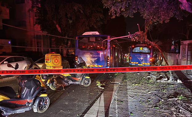 אוטובוס פגע בכבלי חשמל בת”א; בת 11 נפצעה אנושות ו-2 קשה | חדשות 13
