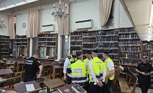 ויכוח בבית הכנסת נגמר בחשד לרצח: בן 45 נדקר למוות בבני ברק | חדשות 13