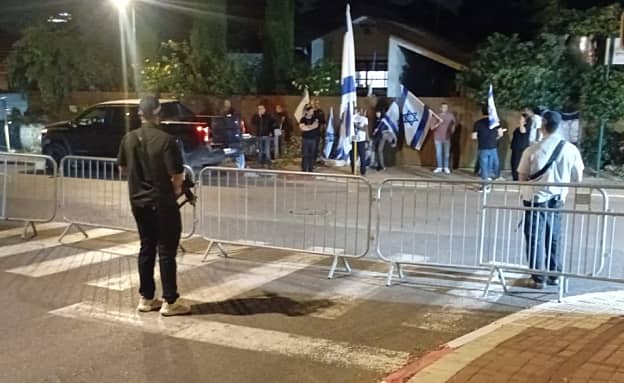 ברקע סערת הפאץ’ והמאסר ללוחם: קריאות „בוגד” מחוץ לבית הרמטכ”ל | חדשות 13