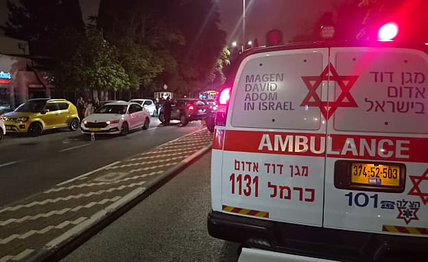האלימות משתוללת: צעיר כבן 20 נדקר בחיפה, מצבו קשה | חדשות 13