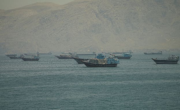 לאחר ההכרזה על מלחמה כלכלית: רק 7 ספינות חצו אתמול את מצר הורמוז | חדשות 13