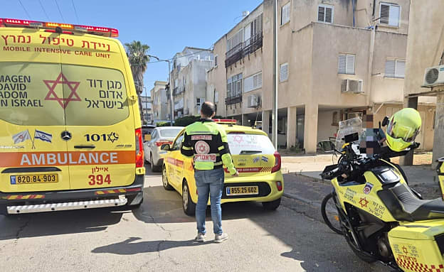 תינוק בן 4 חודשים פונה במצב קשה לאחר שנשכח ברכב סגור בשפלה | חדשות 13