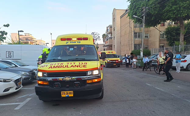 פעולות החייאה בפעוטה בת 3 שנפגעה מרכב בקריית אתא | חדשות 13