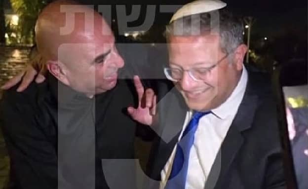 תיעוד: בן גביר חוגג ומתחבק עם העבריין המורשע שאיים על עיתונאים | חדשות 13