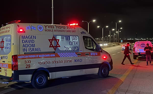 נער בן 15 נהרג בהתהפכות רכב סמוך לב”ש, צעיר כבן 20 נפצע בינוני | חדשות 13