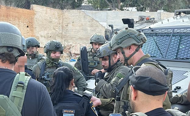 אותרו הישראלים שברחו מהמשטרה לכפר פלסטיני והפעילו נוהל חטיפה | חדשות 13