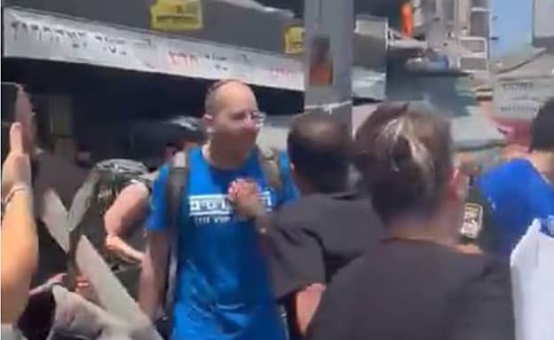 „מגיע לו”: פעילי מפלגת הדמוקרטים הותקפו בת”א, 2 נעצרו | חדשות 13