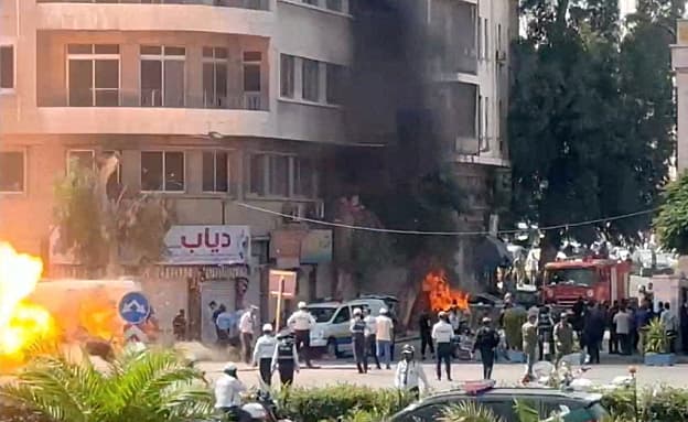 סוריה: פיצוצים נשמעו סמוך למלון בו שוהה נשיא צרפת מקרון בדמשק | חדשות 13