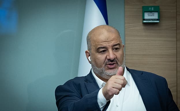מנסור עבאס: פלסטין קיימת; על ישראל וארה”ב להכיר בה | חדשות 13