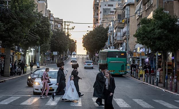 מדרכה לגברים – ואחרת לנשים: בבני ברק מתכננים הפרדה מגדרית | חדשות 13