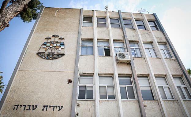 החשד לשחיתות בטבריה: גורמים נוספים בעירייה התלוננו למשטרה | חדשות 13