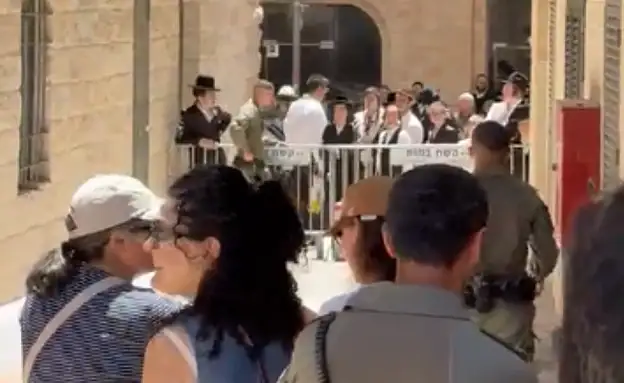 נוהל שבת: מפגינים חרדים מוחים על פעילות בית הקפה בי-ם | חדשות 13