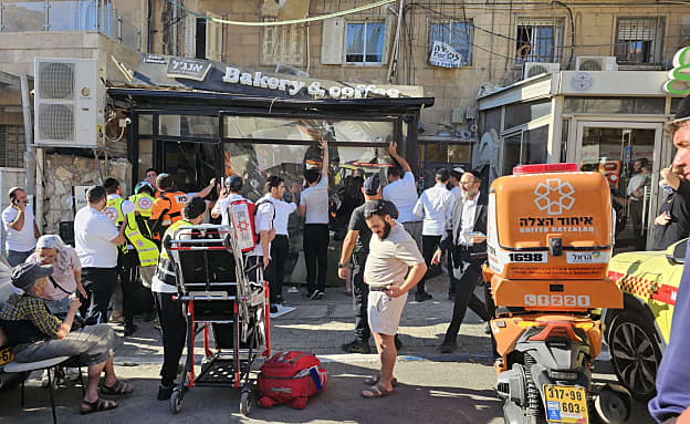 מרפסת קרסה במבנה בירושלים: גבר כבן 80 נהרג, 3 נפצעו קל | חדשות 13