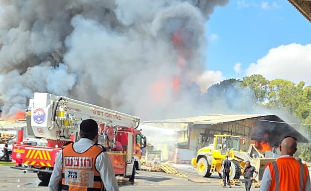 חשש לדליפת חומרים מסוכנים: שריפה פרצה בשני מפעלים בשדרות | חדשות 13