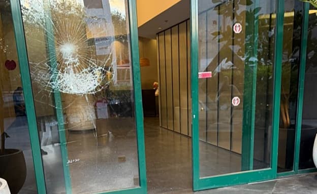 סחיטה באיומים, היזק בזדון והשחתה: כתב אישום נגד תושב ר”ג שניפץ את דלת חדשות 12...