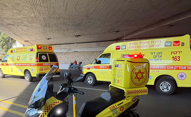 שני צעירים שרכבו על אופנוע נפצעו קשה מפגיעת אוטובוס באיילון | חדשות 13