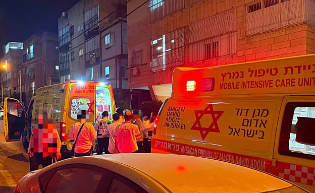 תינוק כבן חצי שנה נחנק משקית בבית בבני ברק, מצבו אנוש | חדשות 13