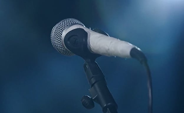 זמר מוכר נחקר בחשד להטרדת בת זוגו לשעבר | חדשות 13