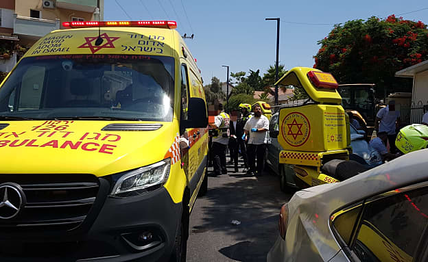ילד כבן 5 אותר מחוסר הכרה ברכב בלוד, מצבו אנוש | חדשות 13