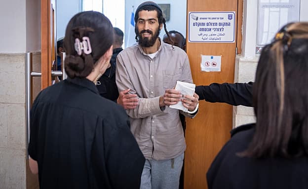 אלוף פיקוד המרכז קבע: החשוד בהתעללות בפלסטיני יורחק מיו”ש | חדשות 13