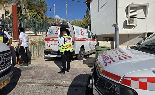 שני ילדים בני 9 ו-4 נפצעו אנוש וקשה מדקירות בבית שמש | חדשות 13