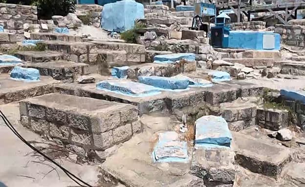 קברים בשחור: שיטת המזומנים בבית העלמין והתלונות נגד הרב | חדשות 13