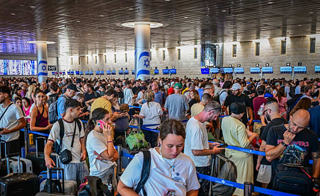 רבבות בתורי ענק בנתב”ג: „ביזיון, לא הגיוני מה שקורה פה” | חדשות 13
