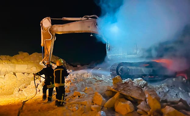 תיעוד: מתנחלים הציתו כלי רכב וריססו כתובות באזור דרום הר חברון | חדשות 13
