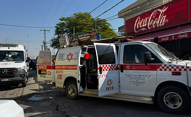 חשד לפיגוע: צעיר נפצע בינוני מדקירה בבקעה, מצוד אחר המחבל | חדשות 13