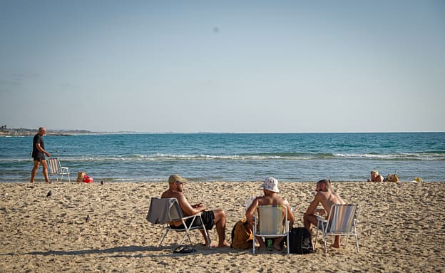 לאחר 5 ימים: בוטל איסור הרחצה בחופי הים בחיפה | חדשות 13