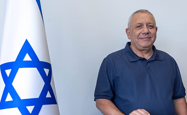 יורם כהן במקום השני: איזנקוט הגיש את רשימת „ישר” לכנסת | חדשות 13
